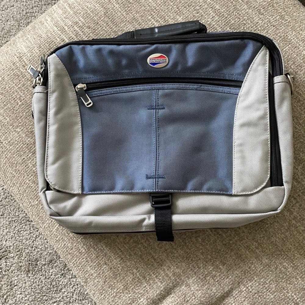 American Tourists laptop carrying case